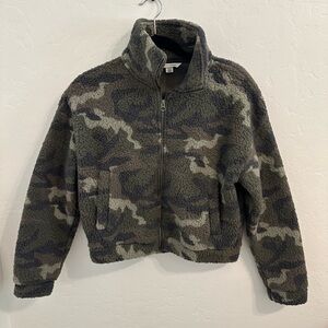 Cropped Camo Sherpa - American Eagle - XS